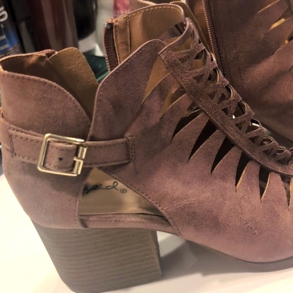 Qupid Mauve Chunk Heels Peep Toes Sandals Size 8 - Picture 3 of 13